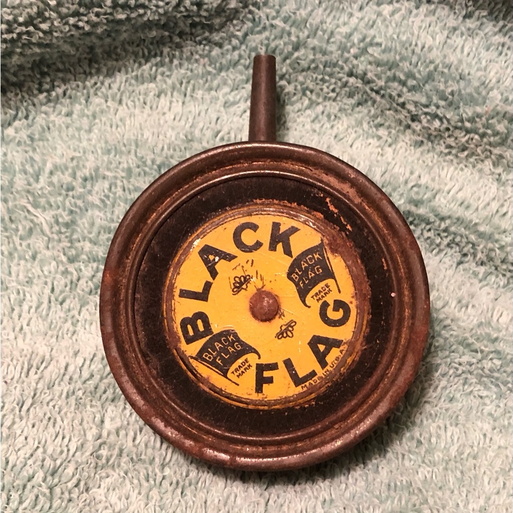 10557 Antique Black Flag Insect Powder Squeeze Puffer Advertising Tin Logo 1900s